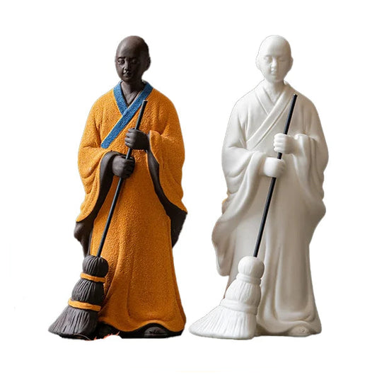 Statuette moine bouddhiste avec un balai fond blanc kaosix