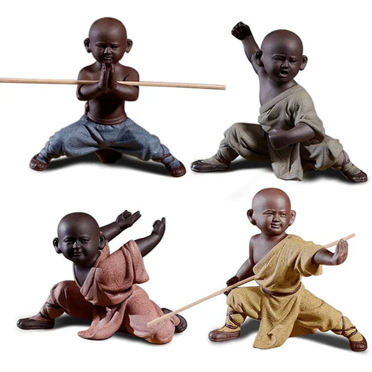 Statuettes bouddhiste moine Shaolin bâton sur fond blanc Kaosix