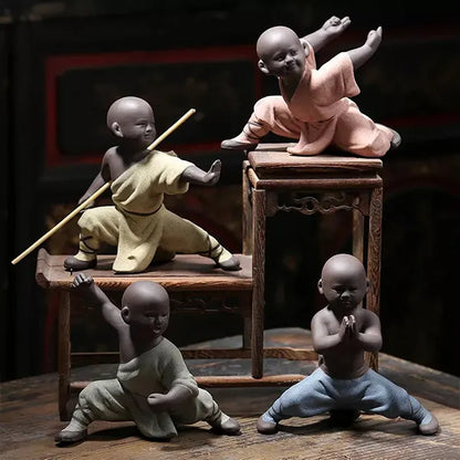 Statuettes bouddhiste moine Shaolin bâton sur fond noir Kaosix