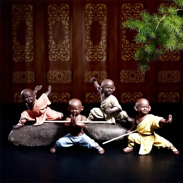 Statuettes bouddhiste moine Shaolin bâton sur rocher Kaosix