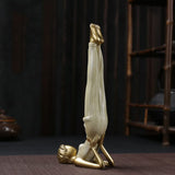 Statuettes de femmes en postures de yoga Les épaules Kaosix
