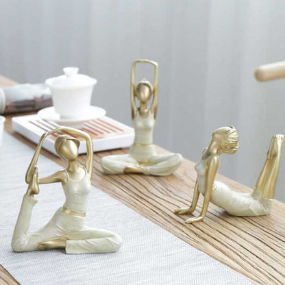 Statuettes de femmes en postures de yoga sur une table en bois 456 Kaosix