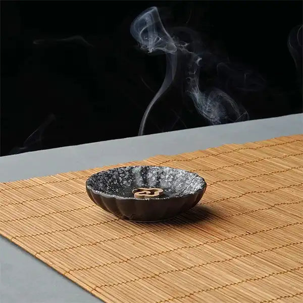 Tablettes d’encens bois de santal brûlant dans un porte-encens kaosix