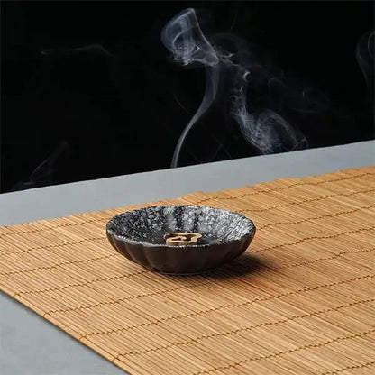 Tablettes d’encens bois de santal brûlant dans un porte-encens kaosix