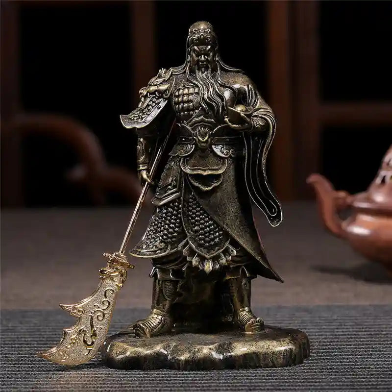 Statue Guerrier Chinois Guan Yu (Guan Gong) Bronze sur une table en bois et un fond noir kaosix