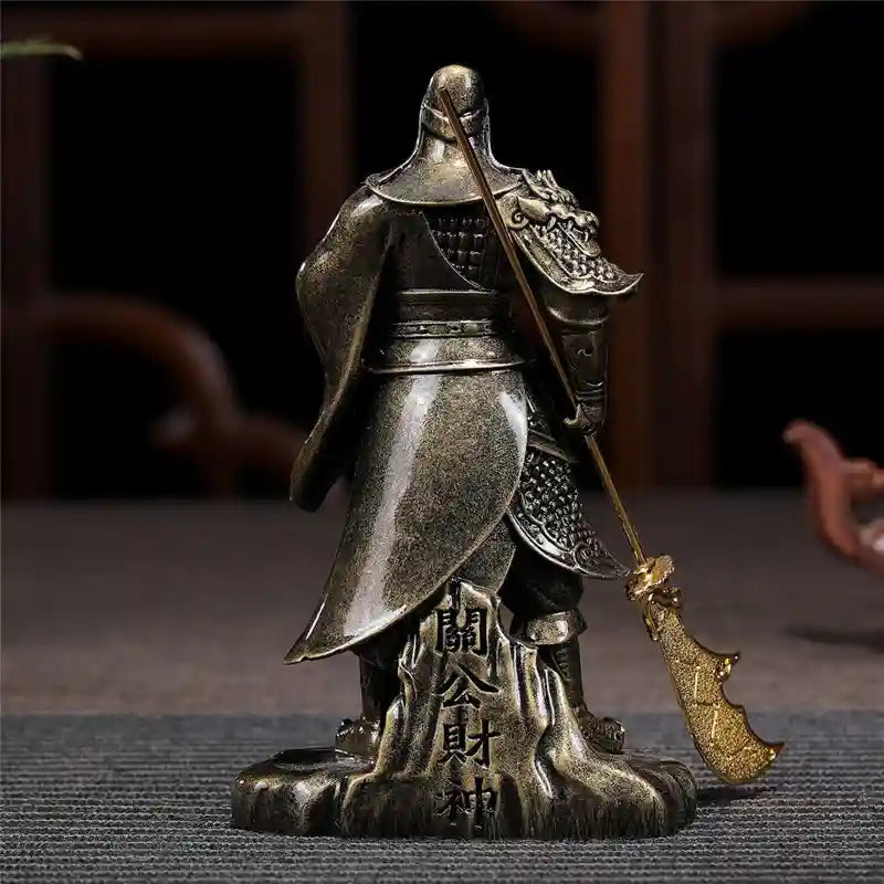 statue Guerrier Chinois Guan Yu (Guan Gong) Bronze vue de dos sur une table en bois et un fond noir kaosix