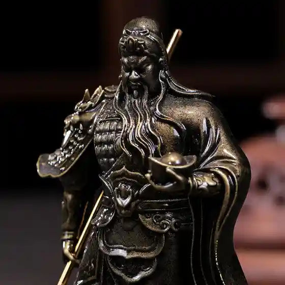 Statue Guerrier Chinois Guan Yu (Guan Gong) Bronze vue de près sur une table en bois et un fond noir kaosix