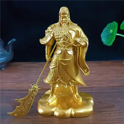 statue Guerrier Chinois Guan Yu (Guan Gong) Or sur une table en bois et un fond noir kaosix