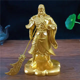 statue Guerrier Chinois Guan Yu (Guan Gong) Or sur une table en bois et un fond noir kaosix