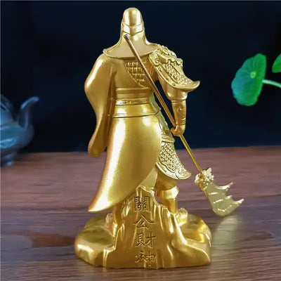 statue Guerrier Chinois Guan Yu (Guan Gong) Or vue de dos sur une table en bois et un fond noir kaosix