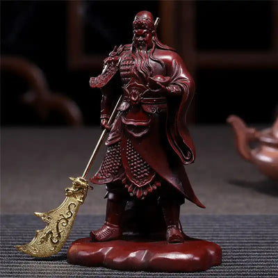 statue Guerrier Chinois Guan Yu (Guan Gong) Rouge-Brun sur une table en bois et un fond noir kaosix