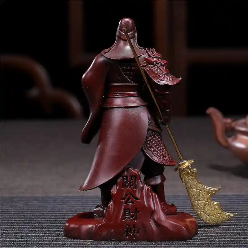 Statue Guerrier Chinois Guan Yu (Guan Gong) Rouge-Brun vue de dos sur une table en bois et un fond noir kaosix