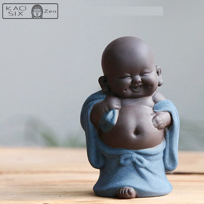 Statuette Bouddha rieur fortune robe bleue debout sur table en bois kaosix