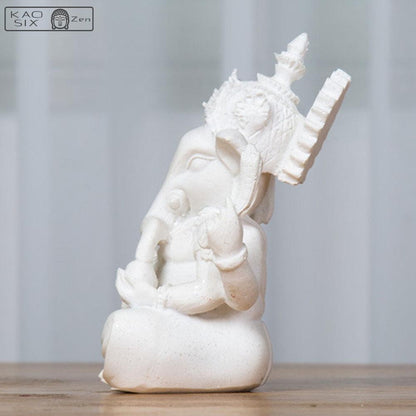 statue Ganesh blanche de profile posé sur une table en bois kaosix