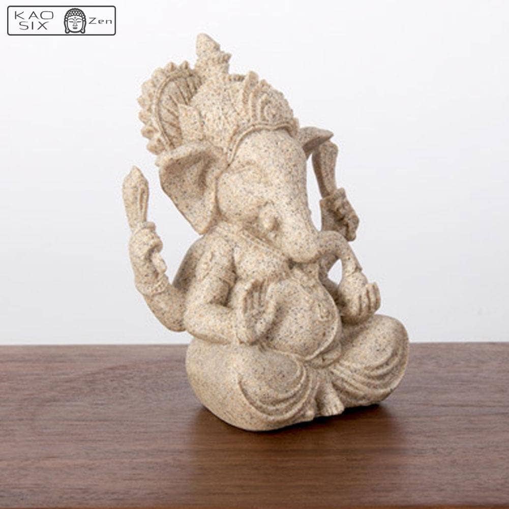 Statue de Ganesh grès vue de trois quarts posé sur une table en bois kaosix