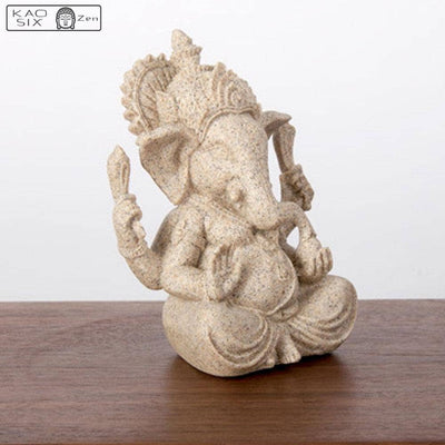 Statue de Ganesh grès vue de trois quarts posé sur une table en bois kaosix