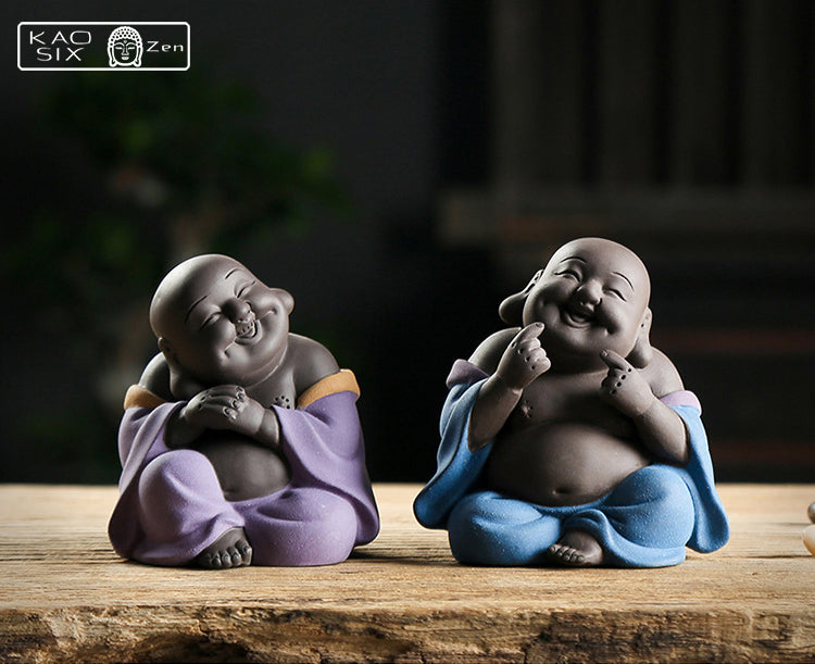 2 Petits Bouddhas rieurs robe bleue et robe violette assis sur planchette en bois