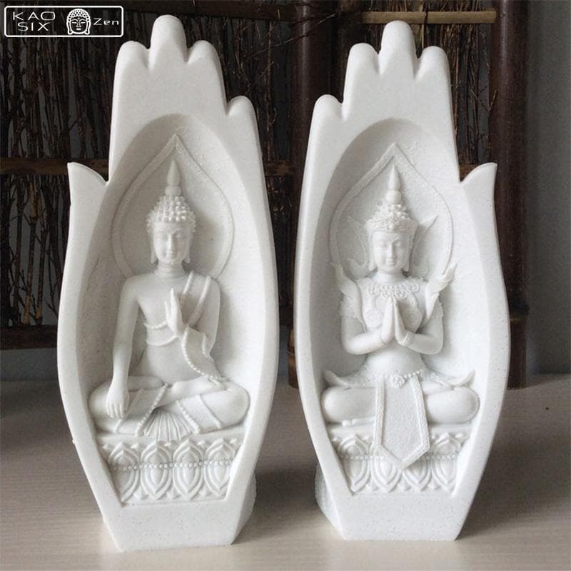 Statue main de Bouddha anjali mudra couleur blanche posées sur une table en bois