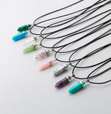 8 Pendentifs Pierres Pointes avec leurs cordons sur fond gris Kaosix
