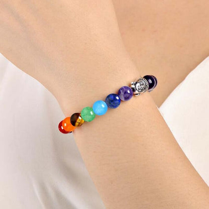 Bracelet 7 chakras améthyste et Bouddha sur poignet de jeune femme Kaosix