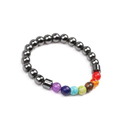 Bracelet 7 chakras ancrage hématite sur fond blanc incliné Kaoisx