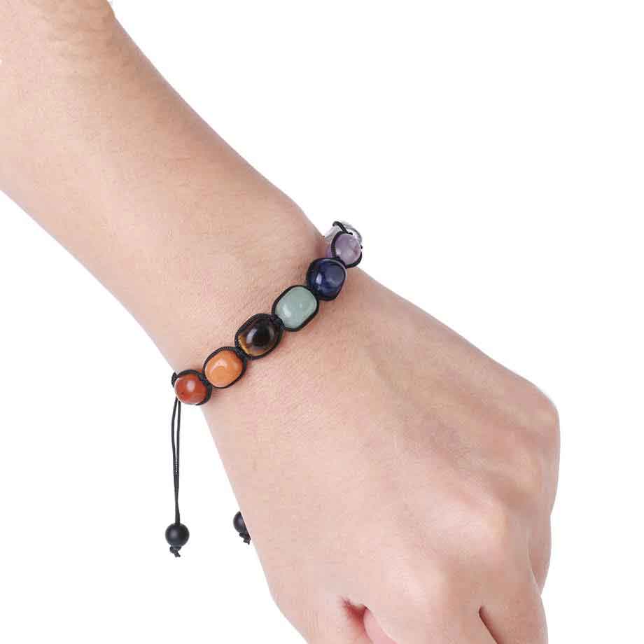 Bracelet 7 chakras harmonie et équilibre sur un poignet de femme Kaosix