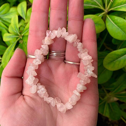 Bracelet Baroque (Chips) Quartz Rose  psoé sur une main de femme Kaosix