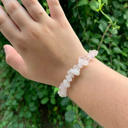 Bracelet Baroque (Chips) Quartz Rose sur le poignet d'une jeune fille avec un fond vert Kaosix