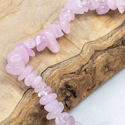 Bracelet Baroque (Chips) Quartz Rose sur une grosse planche en bois massif Kaosix