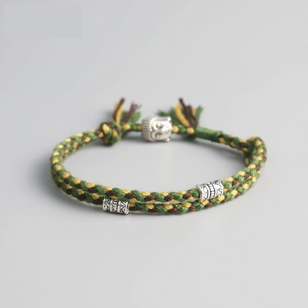 Bracelet Bouddha porte bonheur vert tête de bouddha moulin à prières sur fond gris Kaosix