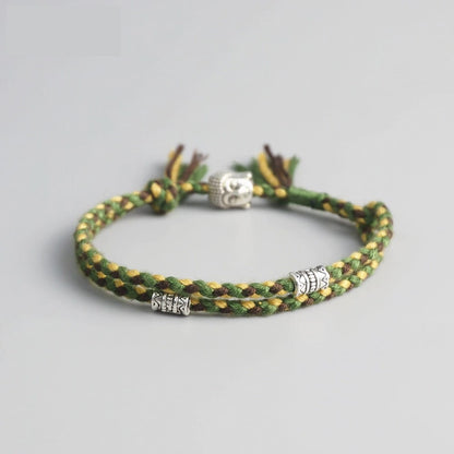 Bracelet Bouddha porte bonheur vert tête de bouddha moulin à prières sur fond gris Kaosix