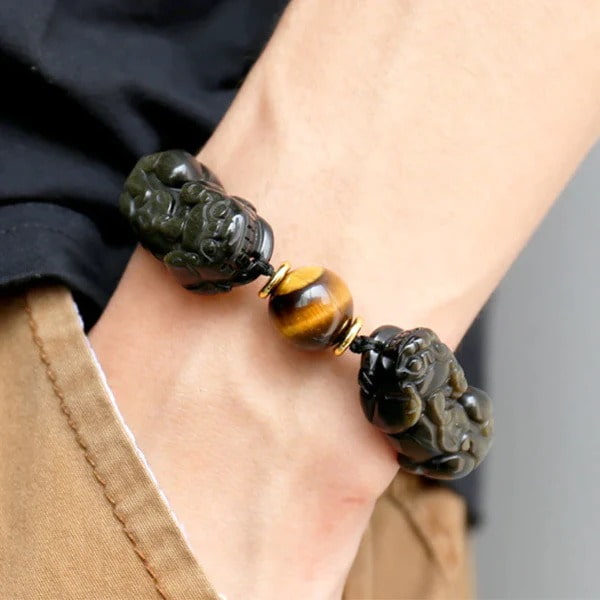 Bracelet Double Pi Xiu (Pi Yao) Obsidienne Dorée Œil de Tigre au poignet d'un homme Kaosix