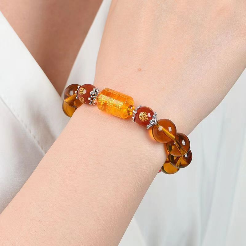 Bracelet Feng Shui Citrine Cinq Dieux et Cinq Éléments au poignet d'une jeune femme Kaosix