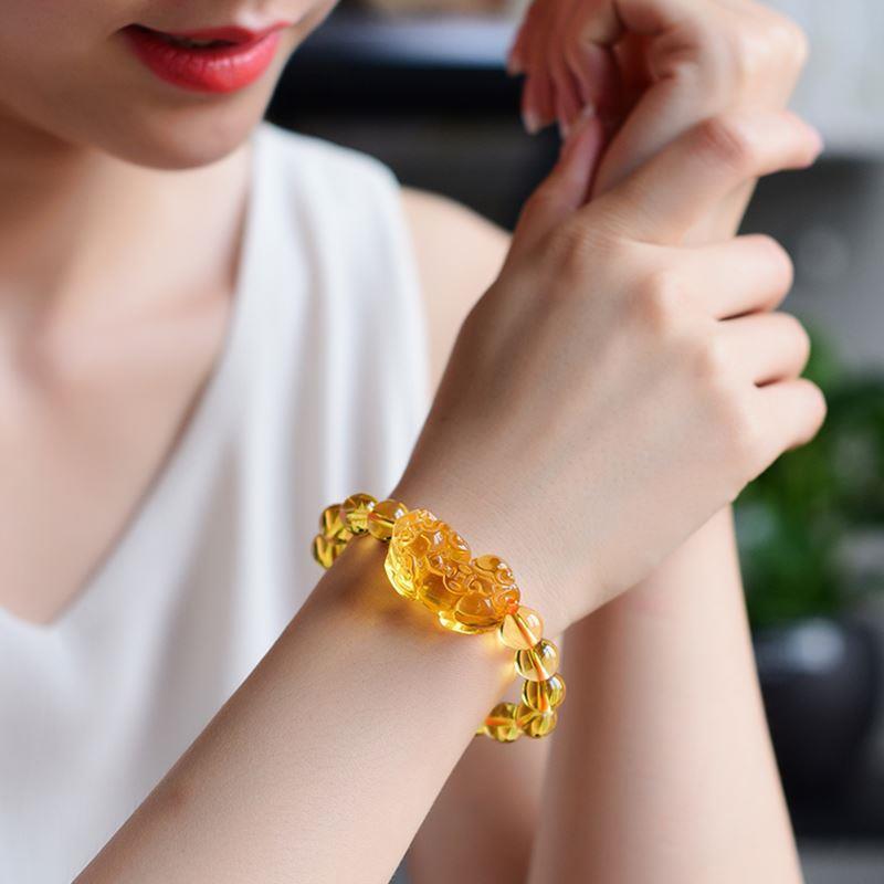 Bracelet Pi Xiu en citrine au poignet d'une jeune fille Kaosix