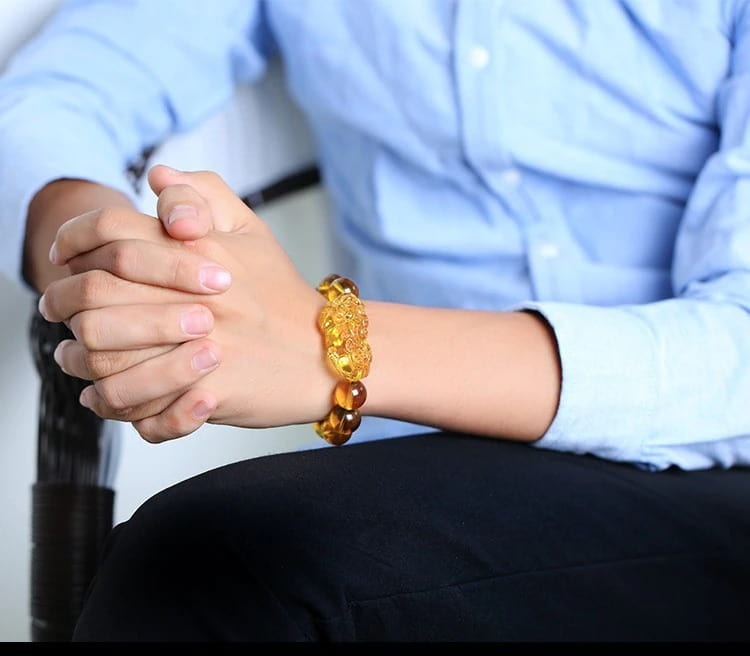 Bracelet Pi Xiu en citrine au poignet d'un jeune homme Kaosix