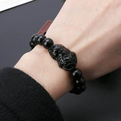Bracelet Pi Xiu noir en obsidienne noire sur poignet d homme Kaosix