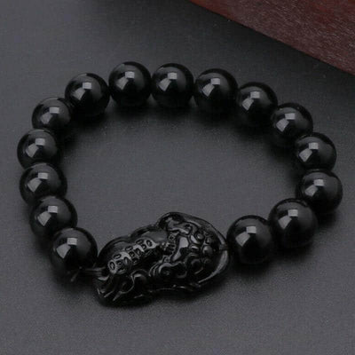 Bracelet Pi Xiu noir en obsidienne noire sur socle noir Kaosix