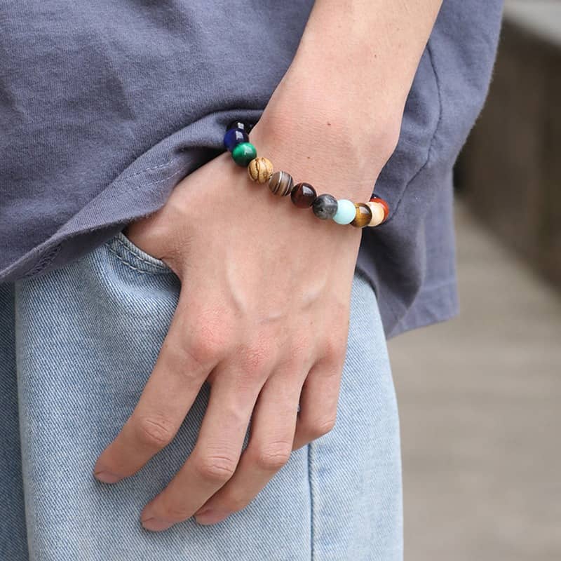 Bracelet Système Solaire avec 11 Planètes en Perles de Pierres au poignet d'un homme Kaosix