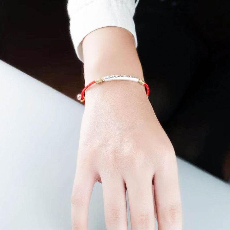 Bracelet Tibétain Rouge Chance et Mani Mantra argenté au poignet dune jeune fille Kaosix