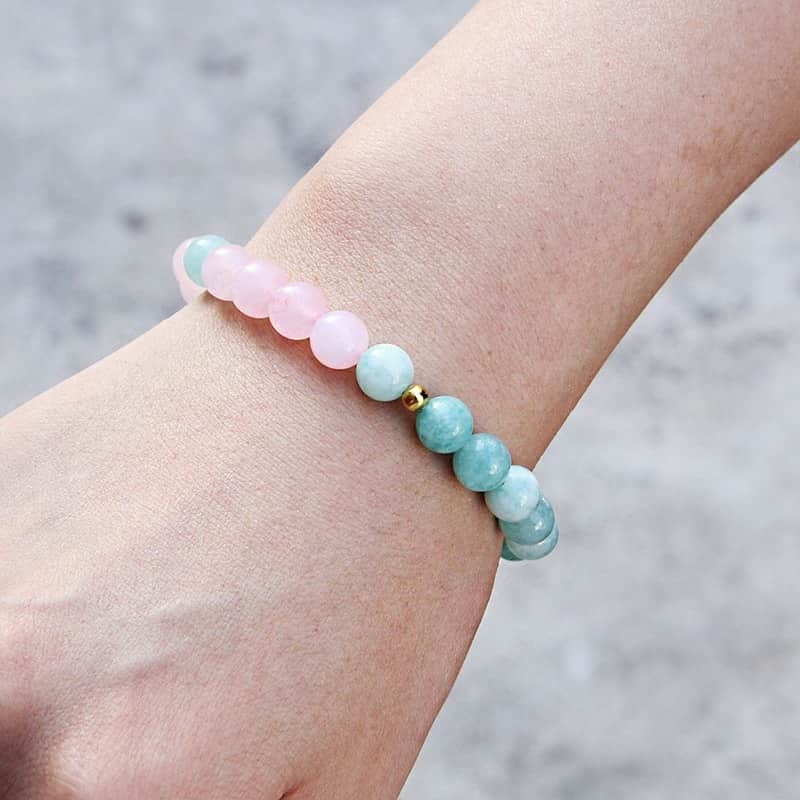 Bracelet “confiance” en quartz rose et amazonite en gros plan sur le poignet d'une jeune fille Kaosix