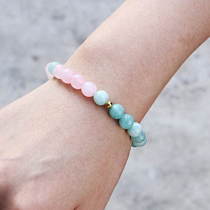 Bracelet “confiance” en quartz rose et amazonite en gros plan sur le poignet d'une jeune fille Kaosix