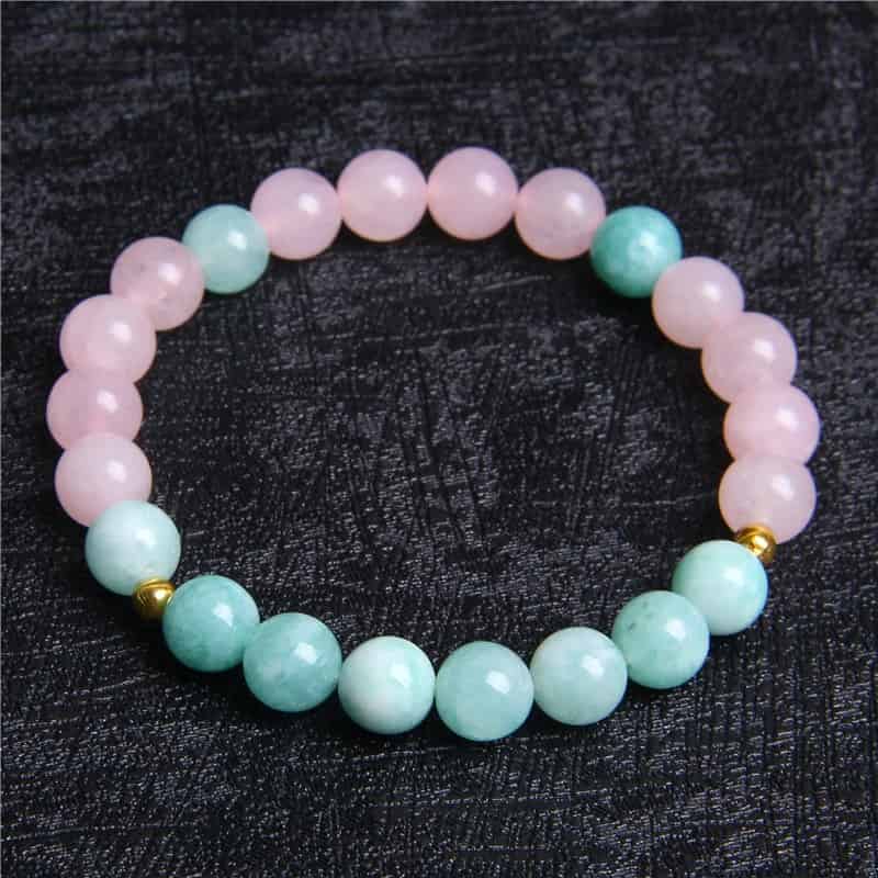 Bracelet “confiance” en quartz rose et amazonite sur une surface grise Kaosix