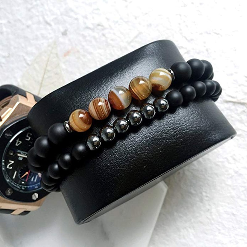 bracelet hematite homme agate onyx sur présentoir en cuir noir kaosix