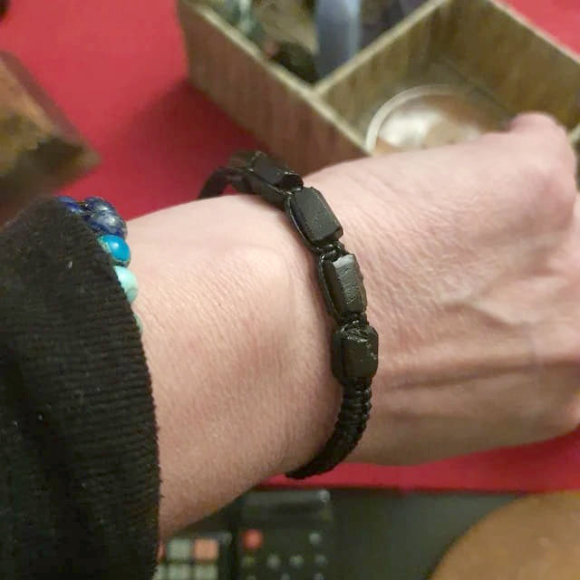 Bracelet “énergie” en tourmaline noire et macramé au poignet d'un homme Kaosix