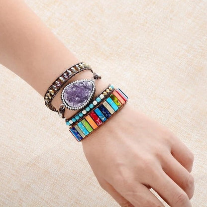 Bracelet équilibre des 7 chakras sur poignet de femme avec d'autres bracelets kaosix