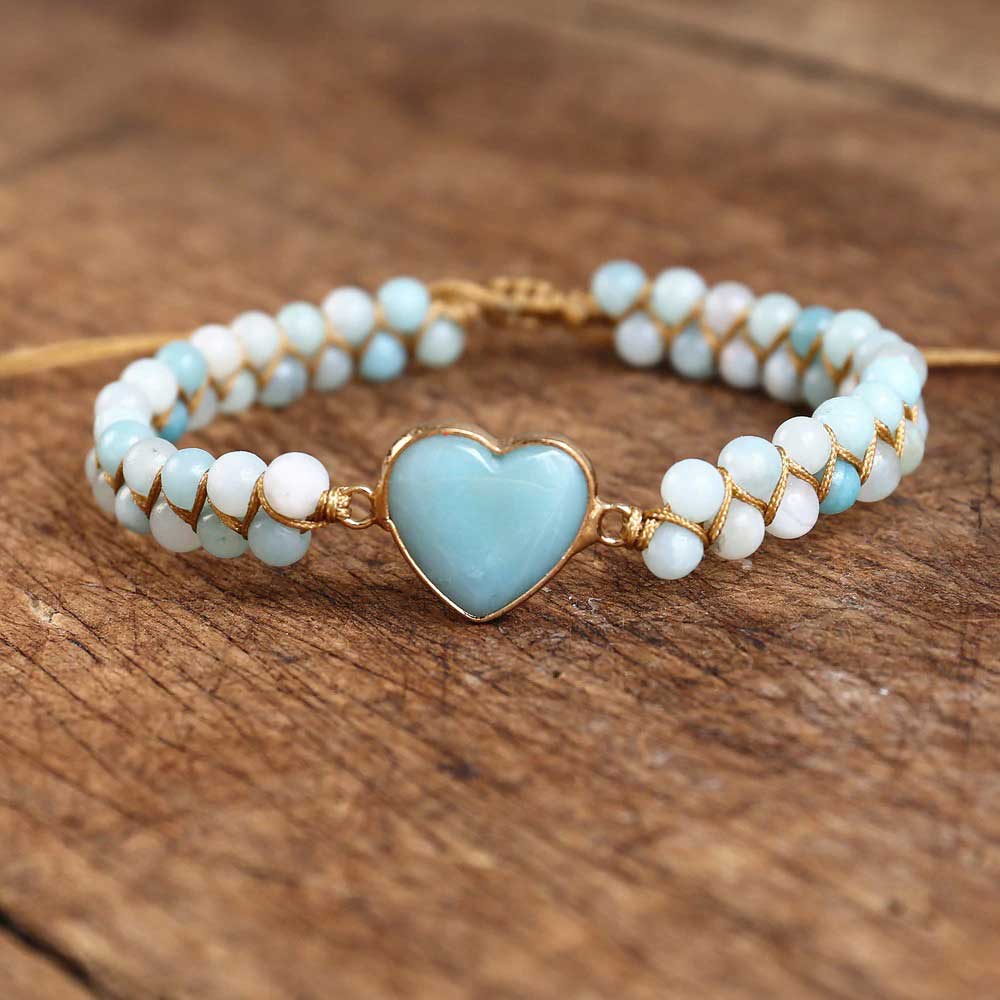Bracelet amazonite femme cœur posé sur plncher en bois Kaosix