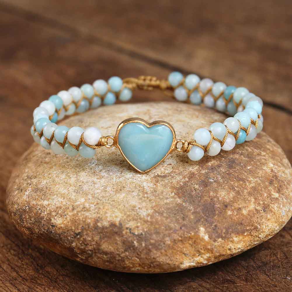 Bracelet amazonite femme cœur posé sur une pierre Kaosix