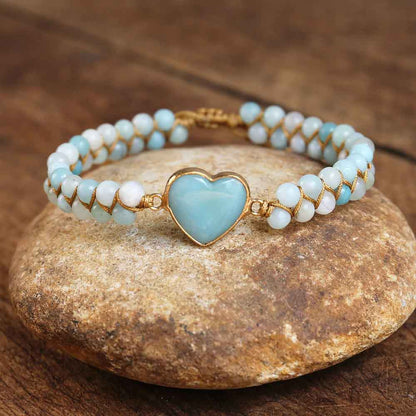 Bracelet amazonite femme cœur posé sur une pierre Kaosix