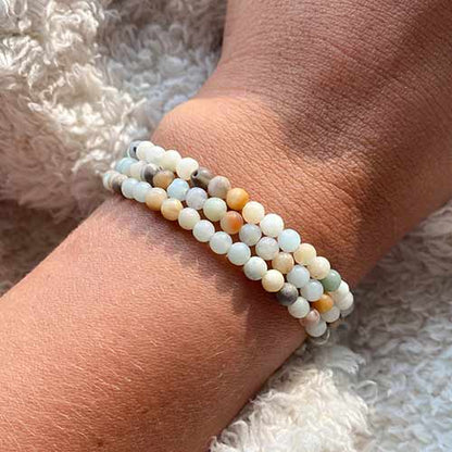 Bracelet amazonite  noeud macramé sur le poignet d'une jeune fille Kaosix