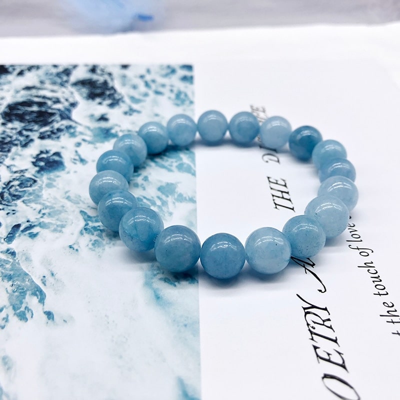 bracellet en aigue marine sur magazine bleu et blanc kaosix